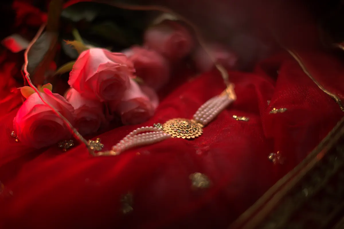 Outdoor pre-wedding romance session