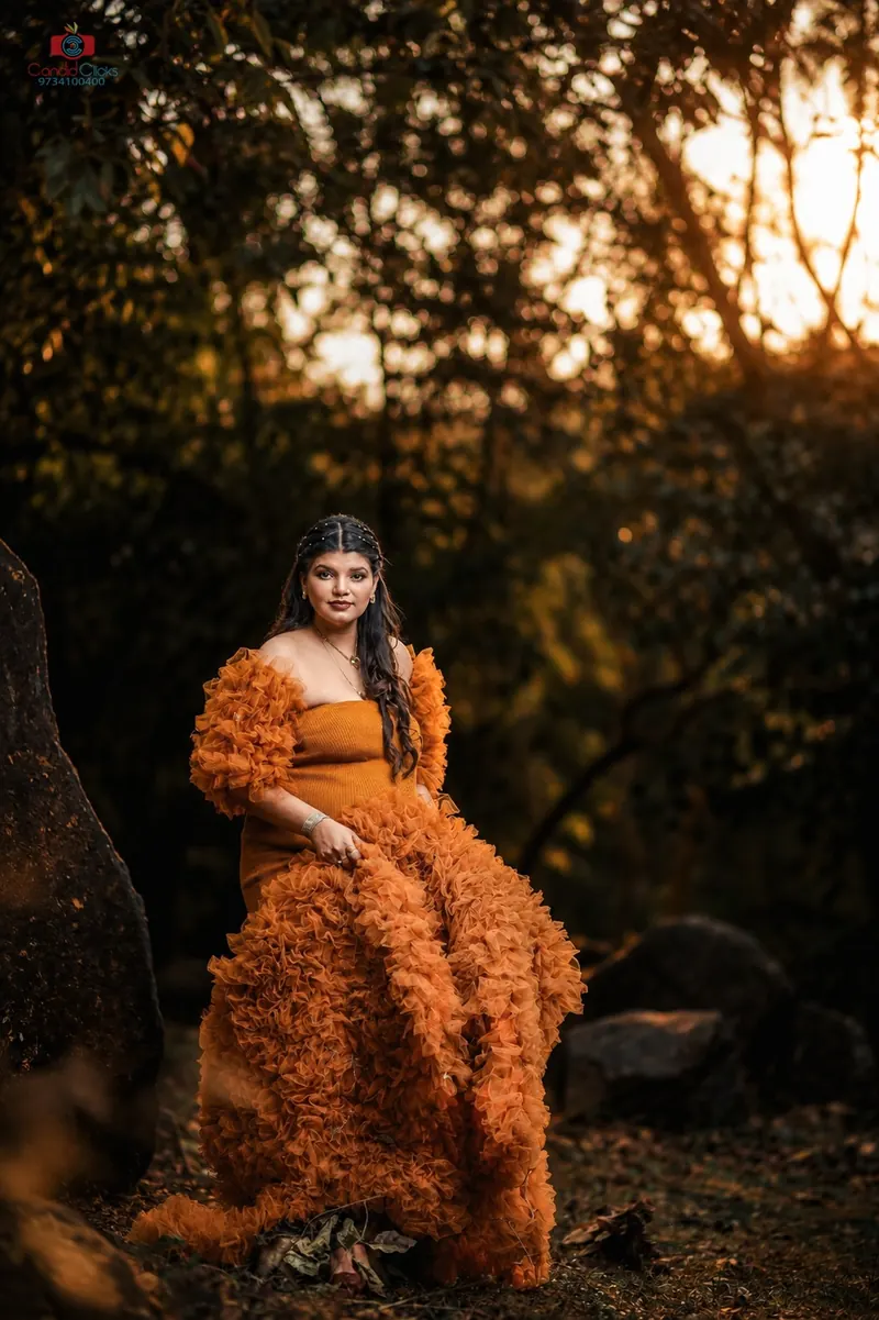 Outdoor maternity portrait of an expecting mother in Asansol by Candid Clicks
