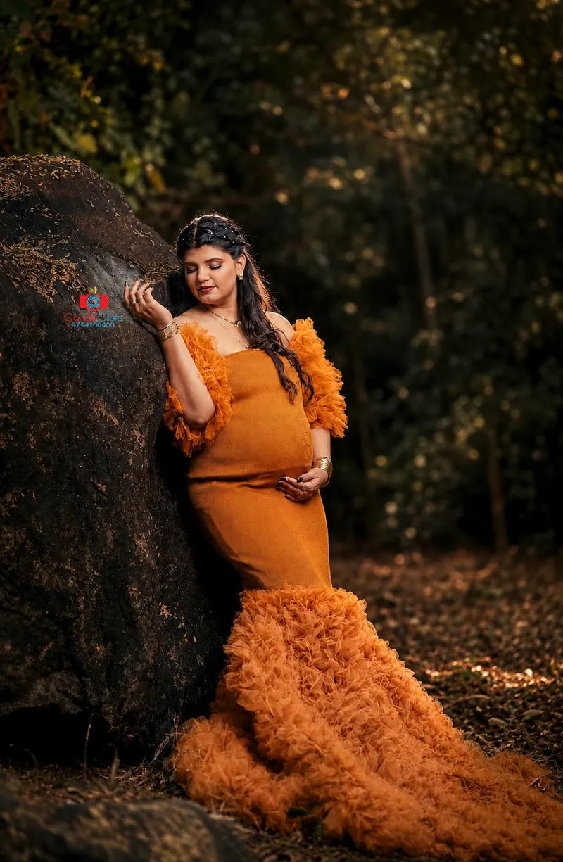 Expecting couple maternity portrait in Asansol, West Bengal by Candid Clicks