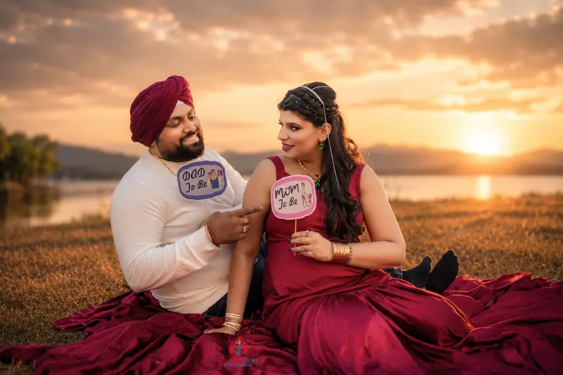 Indoor maternity couple portrait in Asansol by Candid Clicks