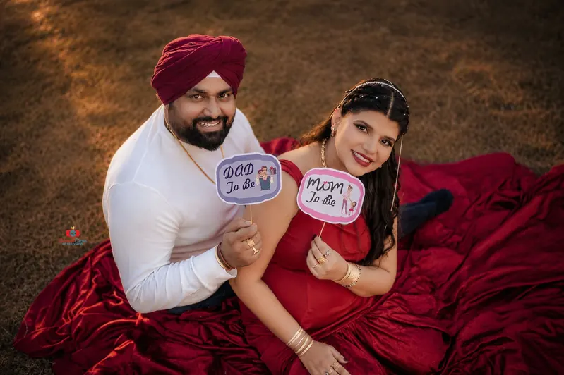 Golden-hour maternity photography with expecting parents by Candid Clicks