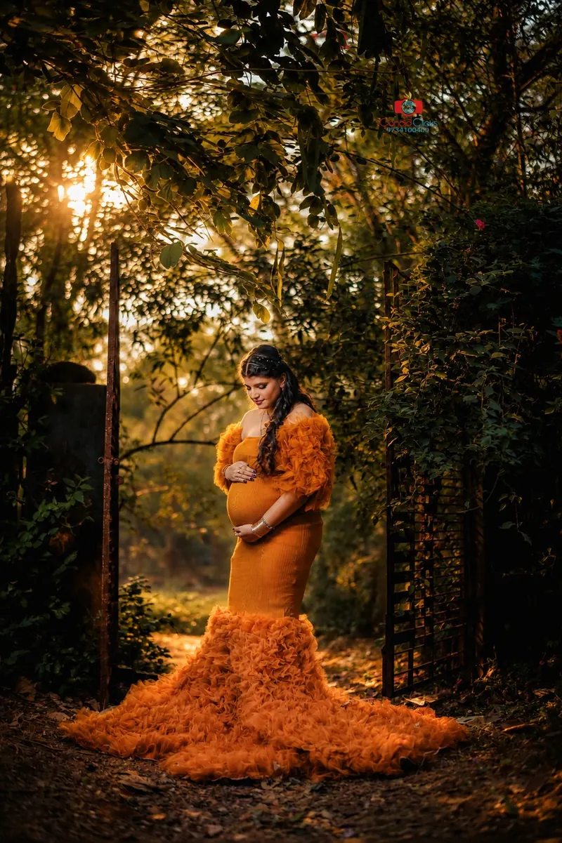 Outdoor pregnancy photoshoot near the water with expecting mother by Candid Clicks
