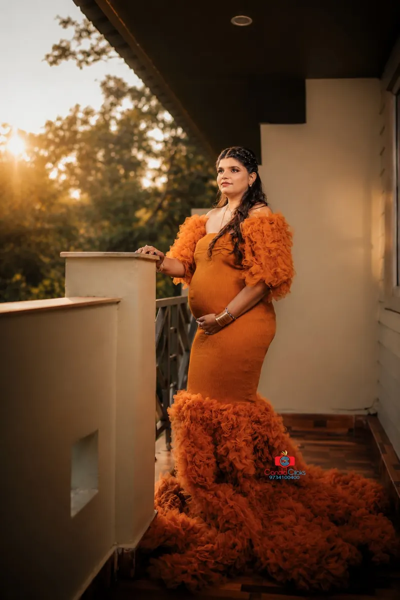 Romantic maternity couple portrait with evening lighting by Candid Clicks