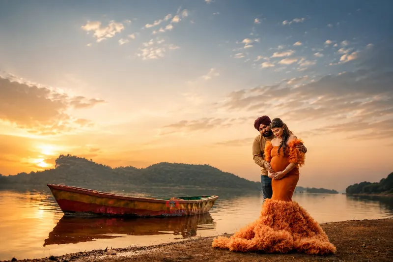 Natural pregnancy portrait of an expecting mother by Candid Clicks