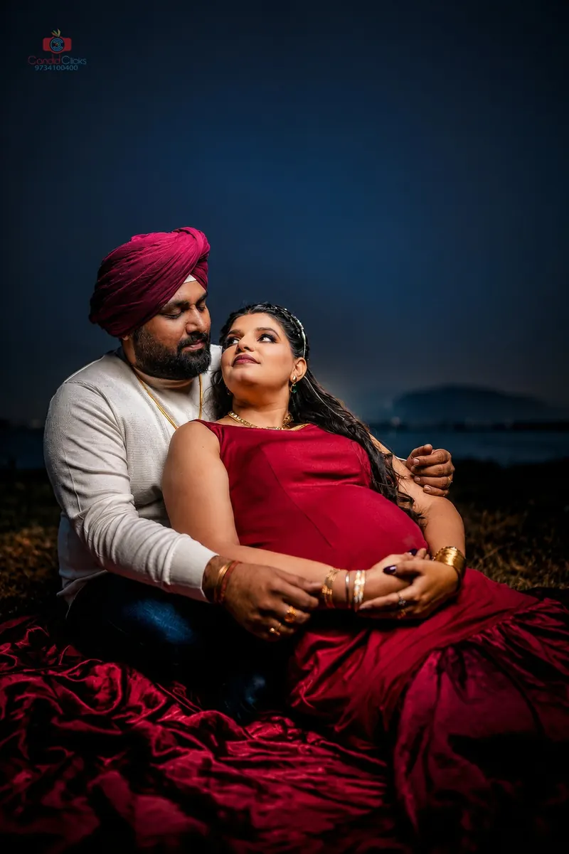 Close-up pregnancy photography showing a baby bump by Candid Clicks