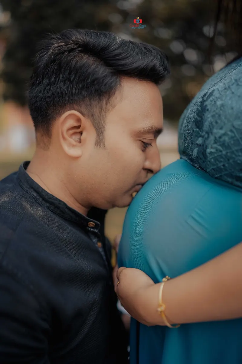 Outdoor maternity photography with expecting parents by Candid Clicks