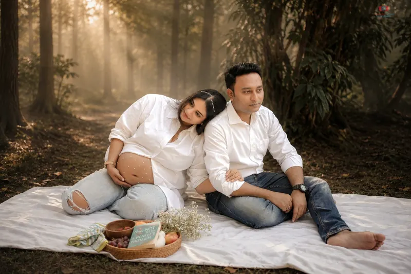 Relaxed maternity lifestyle portrait with expecting parents by Candid Clicks