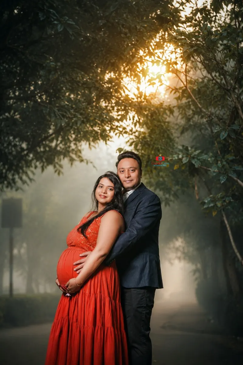 Romantic pregnancy photoshoot with expecting parents by Candid Clicks