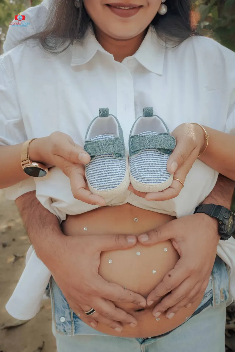 Natural maternity photography with expecting parents by Candid Clicks